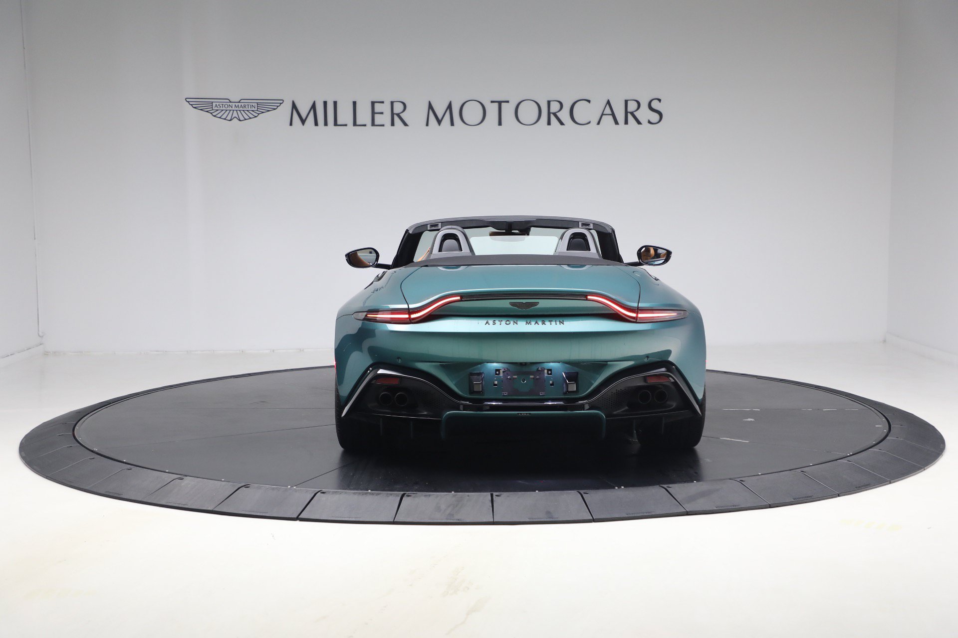 Used 2023 Aston Martin V8 Vantage Roadster RWD image 6