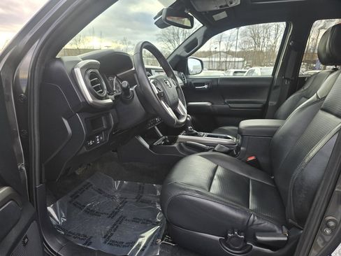 Used 2018 Toyota Tacoma Limited image 15
