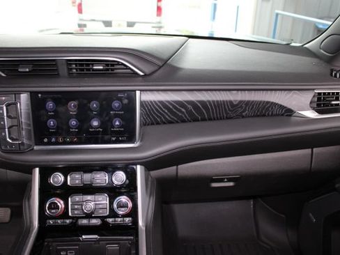 Used 2021 GMC Yukon XL Denali w/ Denali Premium Package AWD/4WD image 26