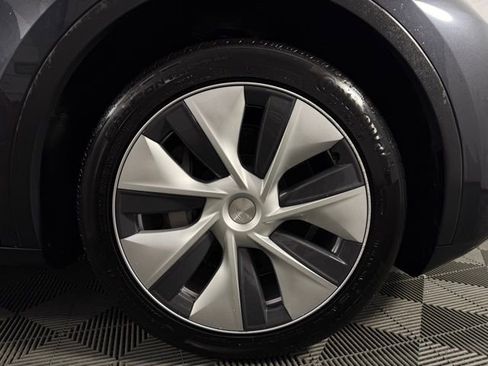 Used 2024 Tesla Model Y 2WD image 11