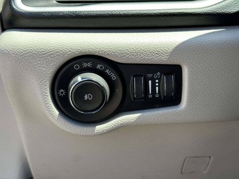 Used 2017 Chrysler Pacifica Touring Plus w/ Tire & Wheel Group FWD image 29