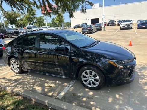 Used 2025 Toyota Corolla LE FWD image 2