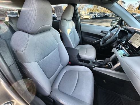Used 2023 Toyota Corolla Cross L image 32