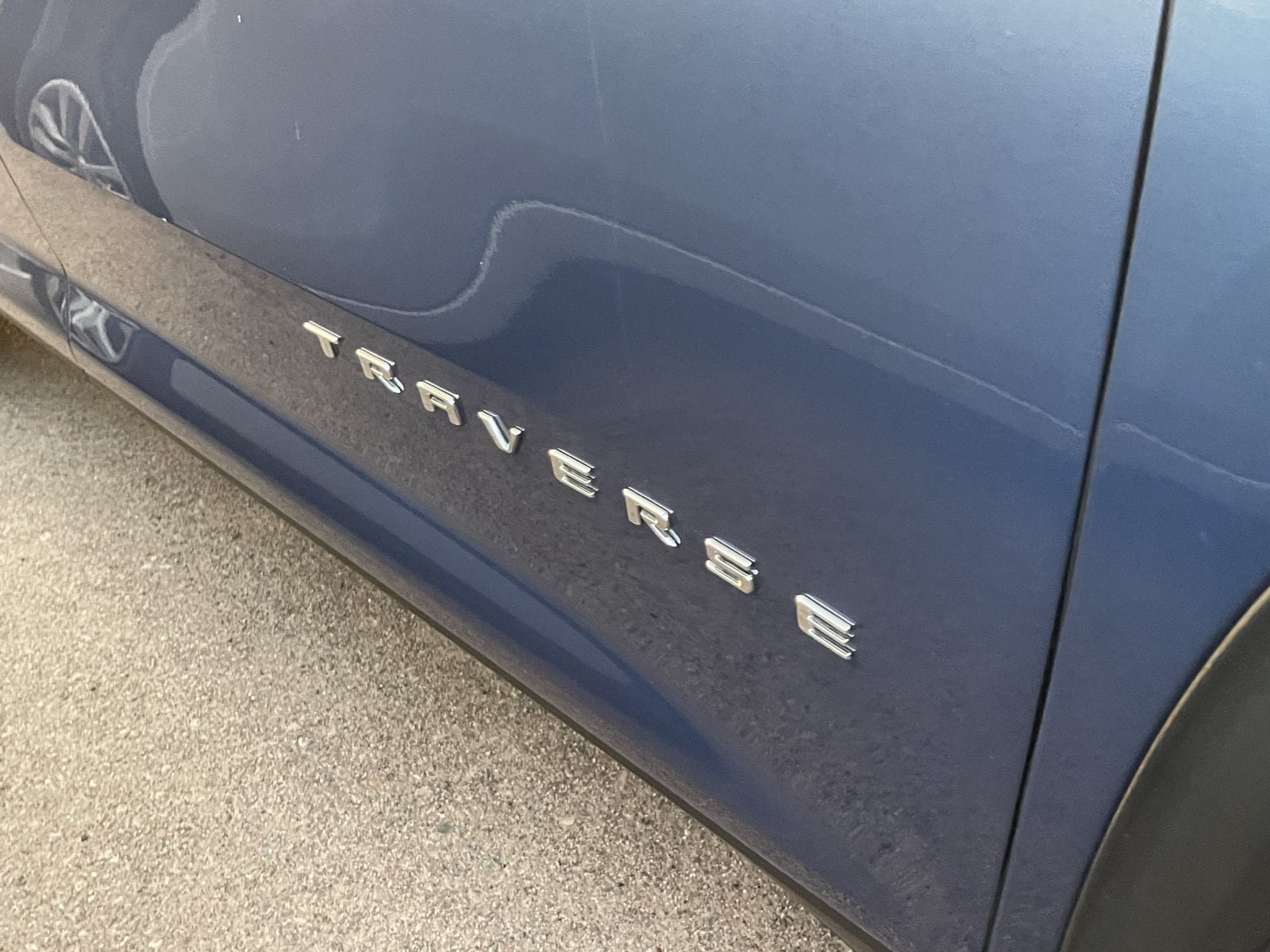 Used 2025 Chevrolet Traverse LT FWD image 4