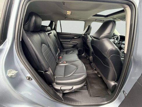 Used 2020 Toyota Highlander XLE FWD image 33