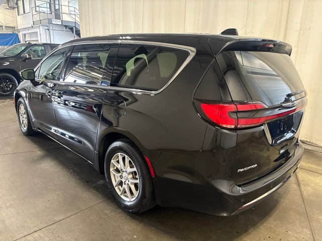 Used 2025 Chrysler Pacifica Select FWD image 6