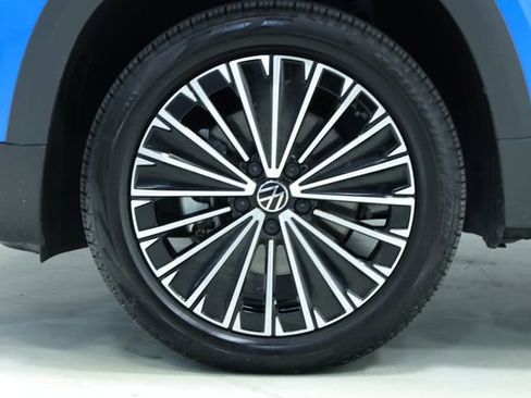 New 2025 Volkswagen Taos SE w/ Panoramic Sunroof Package image 8