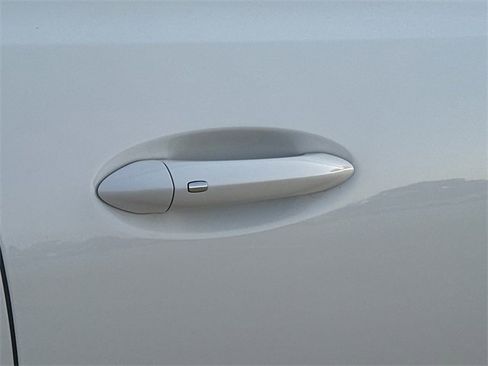 Used 2022 Chevrolet Bolt EUV LT w/ Convenience Package image 11