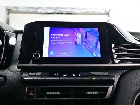 Used 2025 Toyota Camry LE image 18