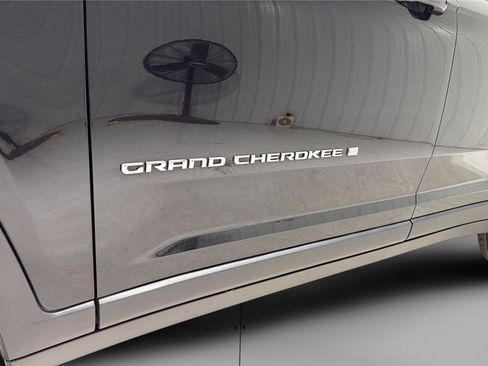 Used 2023 Jeep Grand Cherokee L Limited AWD/4WD image 34