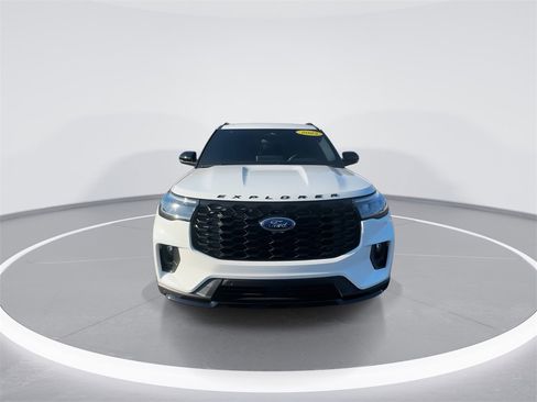 Used 2025 Ford Explorer ST-Line image 3