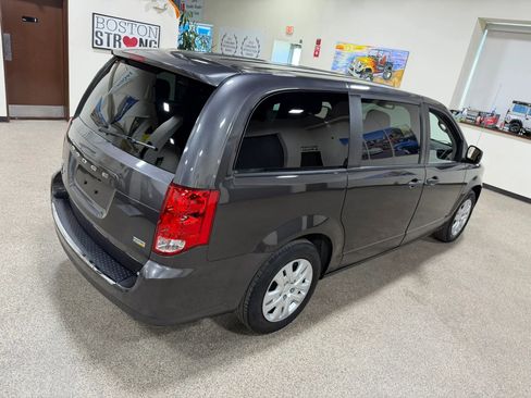 Used 2019 Dodge Grand Caravan SE w/ Rear Park Assist Package FWD image 13