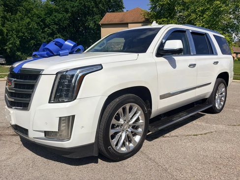 Used 2017 Cadillac Escalade Premium Luxury AWD/4WD image 7