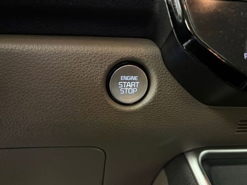 Used 2025 Kia Carnival FWD image 23