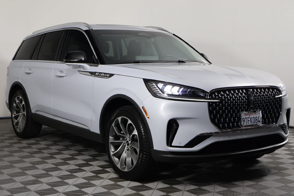 Used 2025 Lincoln Aviator Reserve AWD/4WD image 3