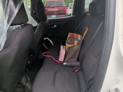 Used 2018 Jeep Renegade Latitude AWD/4WD image 6