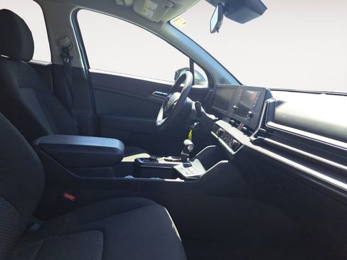 Used 2025 Kia Sportage LX FWD image 16
