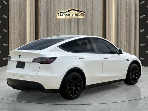 Used 2024 Tesla Model Y Long Range AWD/4WD image 11
