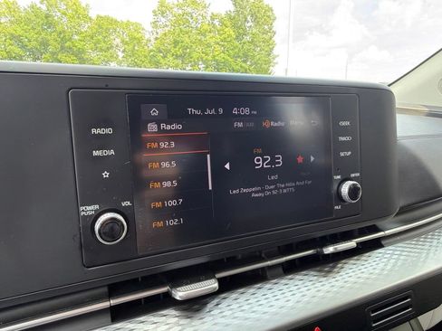 Used 2024 Kia Carnival LX FWD image 28