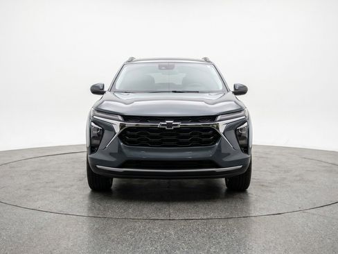 Used 2025 Chevrolet Trax LT FWD image 2