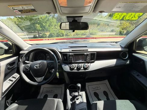 Used 2018 Toyota RAV4 LE FWD image 6