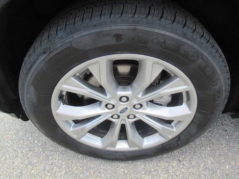 Used 2022 Ford Explorer XLT w/ Equipment Group 202A image 12