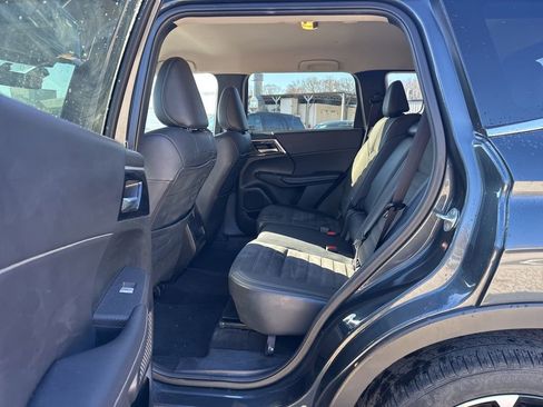 Used 2024 Mitsubishi Outlander SE Black Edition image 15