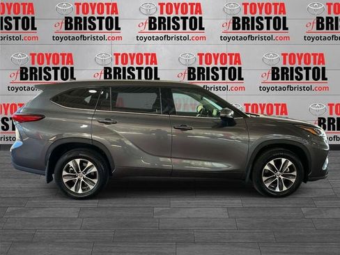 Used 2022 Toyota Highlander XLE image 2