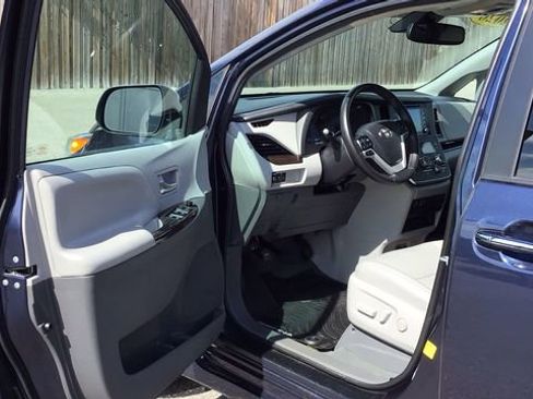 Used 2020 Toyota Sienna XLE image 17