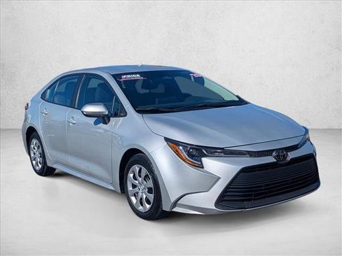 Used 2025 Toyota Corolla LE image 3