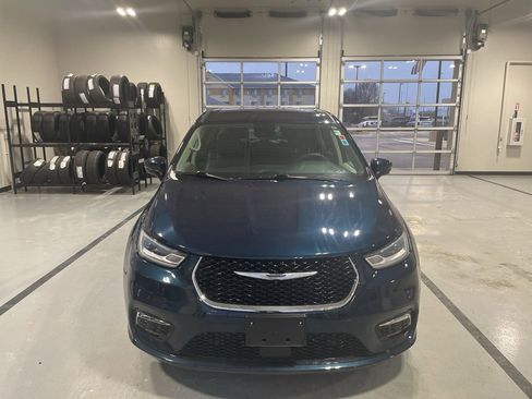 Used 2023 Chrysler Pacifica Touring-L w/ Uconnect Theater Family Group image 8