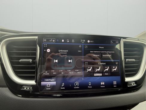 Used 2024 Chrysler Pacifica Touring-L image 21