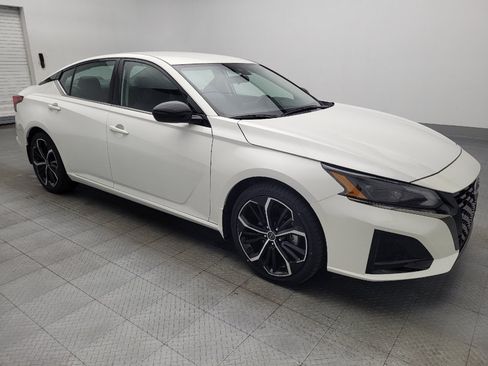Used 2023 Nissan Altima 2.5 SR FWD image 11
