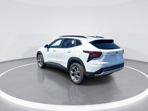 Used 2025 Chevrolet Trax LT FWD image 7