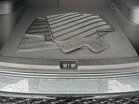 Certified 2025 Volkswagen Tiguan SE R-Line AWD/4WD image 18