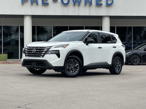 Used 2024 Nissan Rogue S image 2