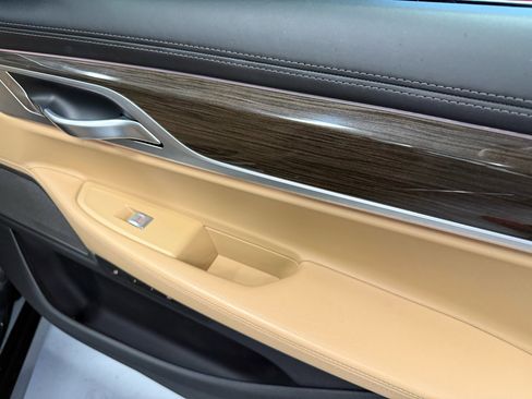 Used 2019 BMW 750i xDrive w/ Executive Package image 40