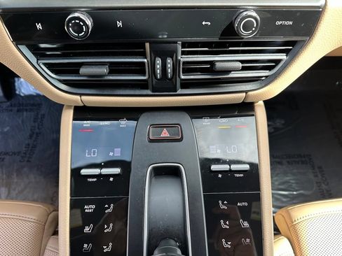 Certified 2024 Porsche Macan AWD/4WD image 33