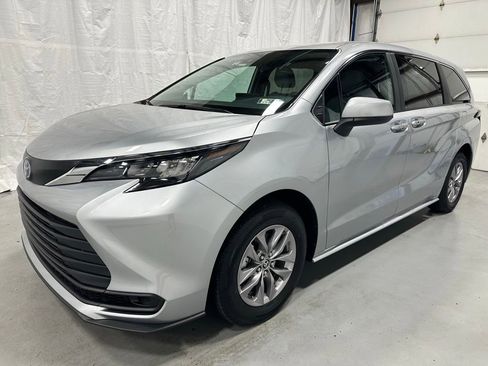 Used 2025 Toyota Sienna LE FWD image 3