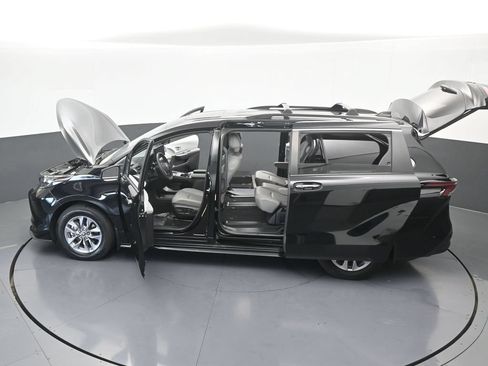 Used 2025 Toyota Sienna XLE w/ XLE Plus Package FWD image 69