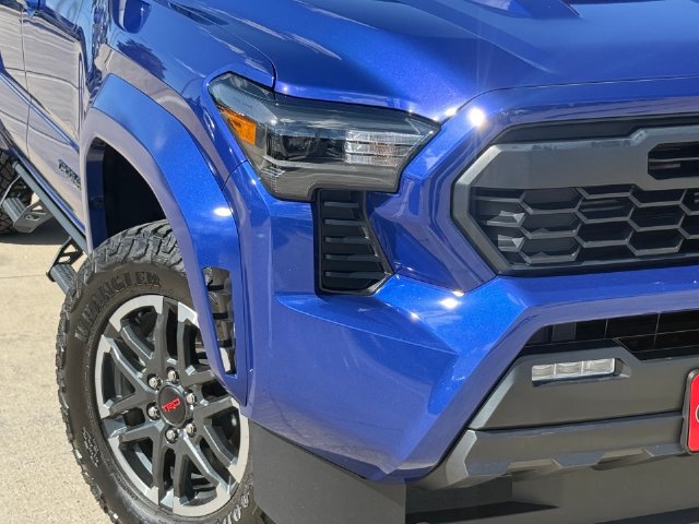 Used 2025 Toyota Tacoma TRD Sport AWD/4WD image 4