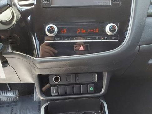 Used 2020 Mitsubishi Outlander ES FWD image 31