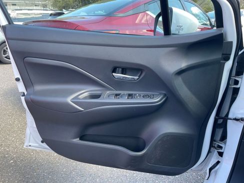 Used 2025 Nissan Versa SV image 18