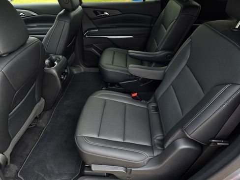 Used 2025 Chevrolet Traverse LT FWD image 26