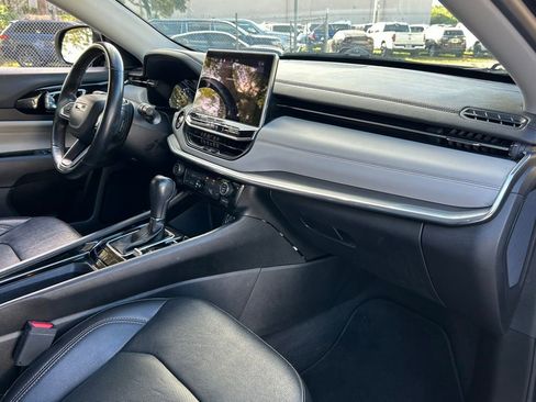 Certified 2022 Jeep Compass Limited image 33