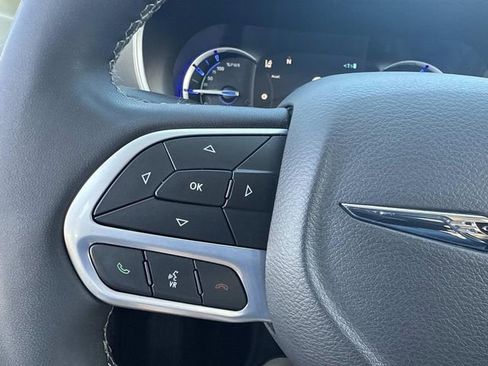 Used 2024 Chrysler Pacifica Limited FWD image 30