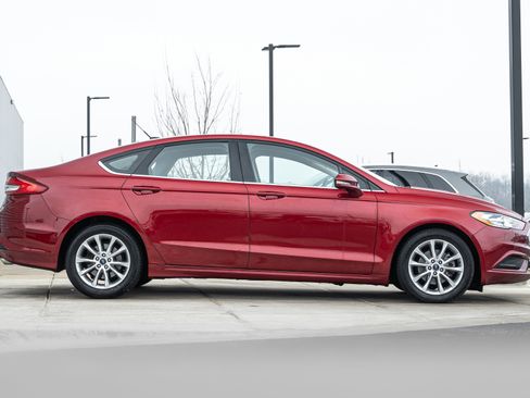 Used 2017 Ford Fusion SE image 3