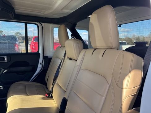 Used 2018 Jeep Wrangler Unlimited Sahara image 13