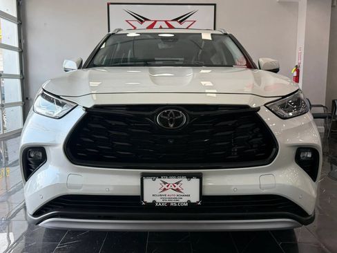 Used 2021 Toyota Highlander Limited AWD/4WD image 2