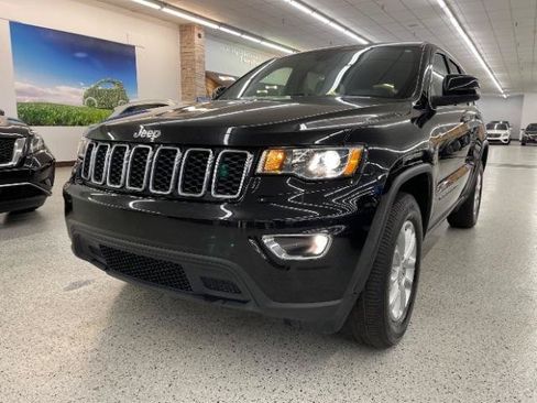 Used 2021 Jeep Grand Cherokee Laredo AWD/4WD image 2